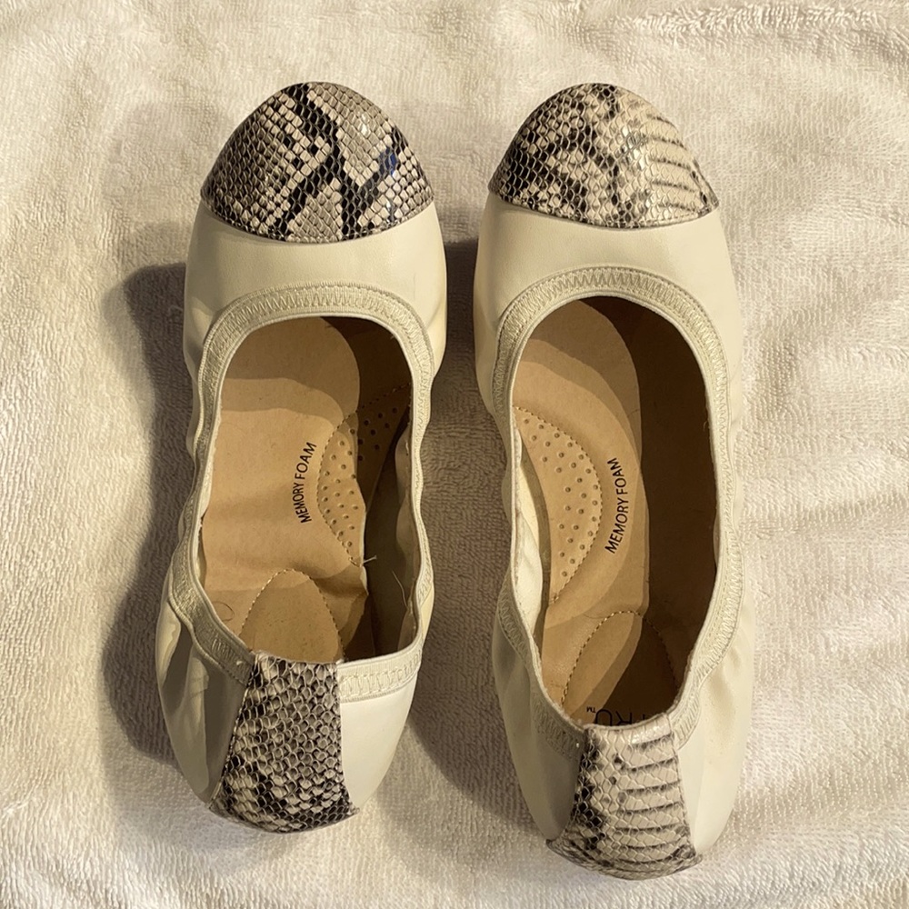 Time and Tru. 9 1/2W. Flats. Worn once.